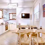 F&x House アパート コルフ島